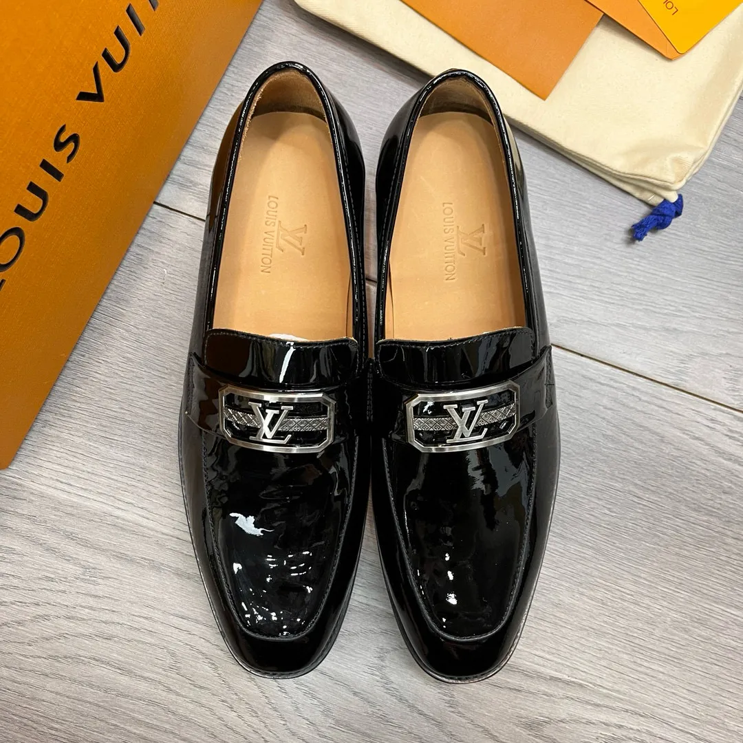 Factory price: 520💰-(LV) men’s formal leather shoes! Genuine molded horsebit, a classic must-have for your shoe cabinet! The feet are particularly delicate! This Gucci original version is a set last, and we are consistent with the counter! Therefore, it is more comfortable in terms of last shape and comfort! Take it to the counter and compare at will! Good shoes are more than just what they make! But grasp the essence from the inside out! Material: Imported first-layer cowhide! Genuine leather outsole imported from Italy, size: 39-44 (38/45 customized, non-refundable)